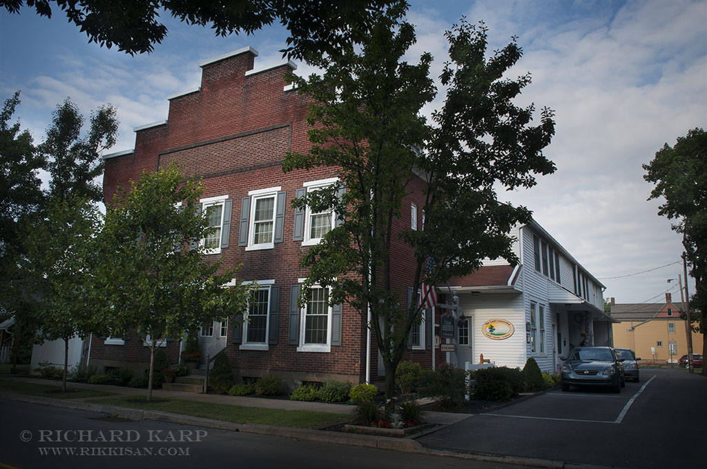 Colonial Apartments & The Land Connection   © 2012 Richard Karp