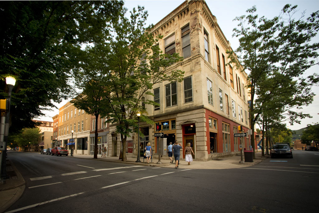 Moon & Raven Public House, 2014   © Richard Karp